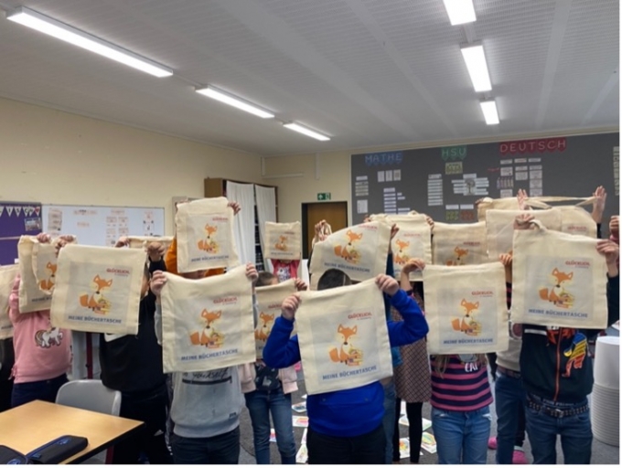 Über die Büchertaschen und die leckere Schokolade der Stadt Günzburg freuten sich die Kinder besonders.