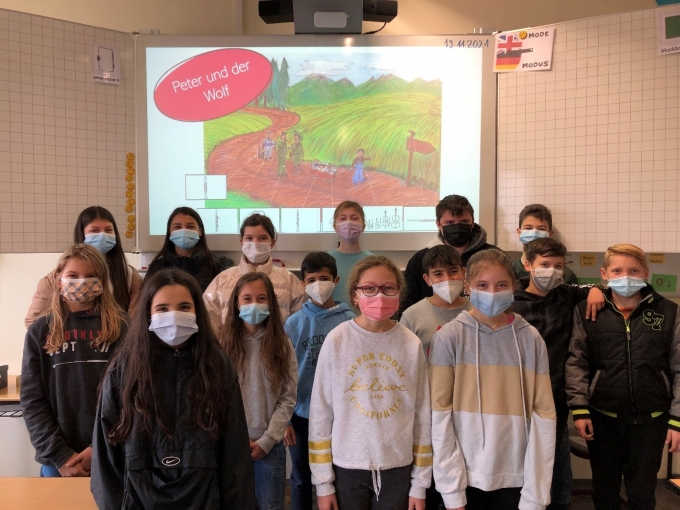 Die Klasse 5a hörte sich die Geschichte von Peter und dem Wolf an.