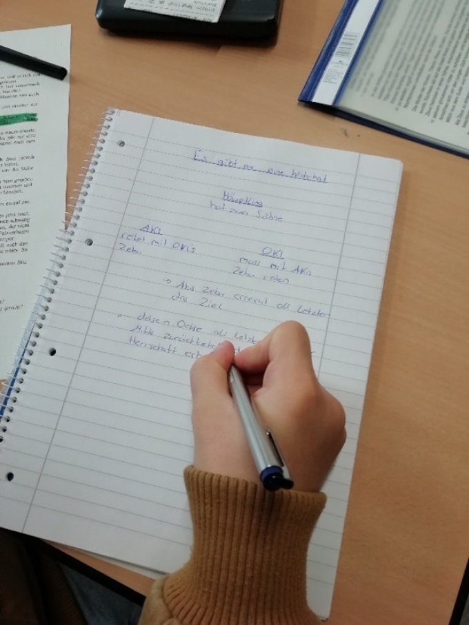 Die Klasse 8a arbeitet fleißig mit dem Gehörten.
