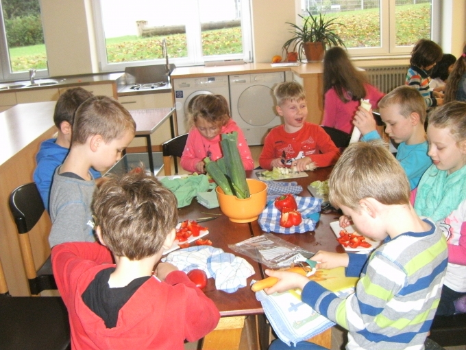 Alle schnippeln fleißig