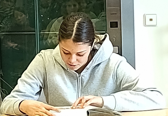 Eva beim Vorlesen