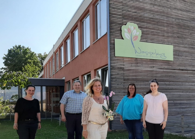 Frau Vega, Frau Sauter, Herr Mayer, Frau Haas, Frau Röttle vor der GMS Wasserburg