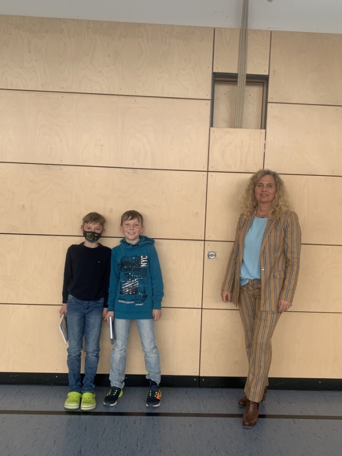 Die stolzen Klassensieger mit Frau Vega.