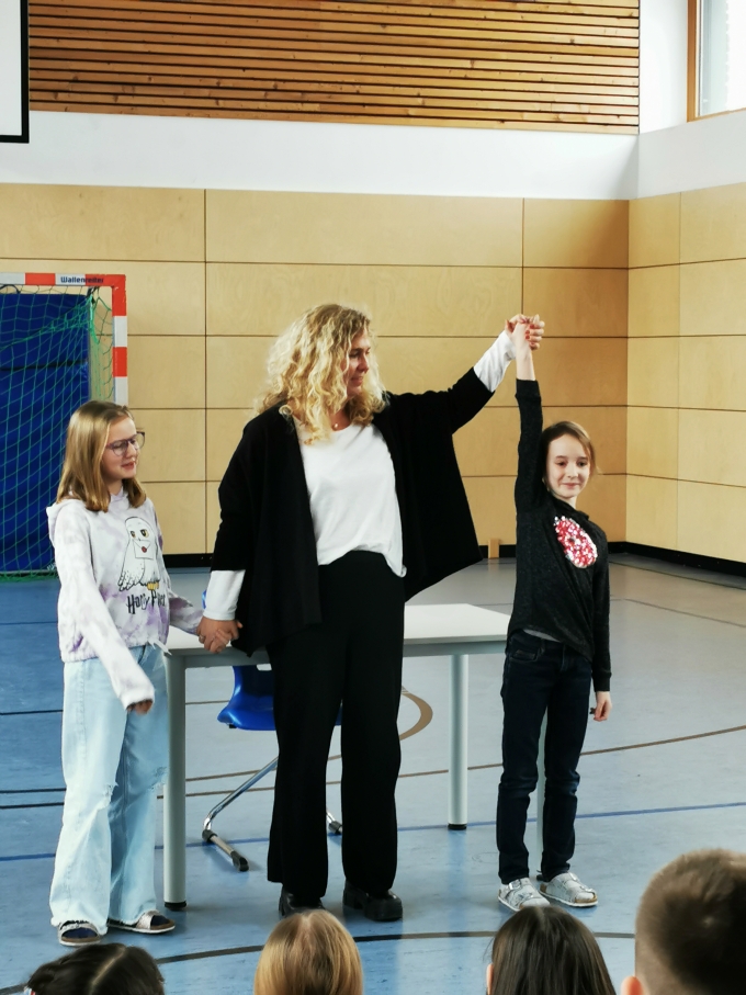 Besonders spannend machte Frau Vega die Verkündung der Siegerin.