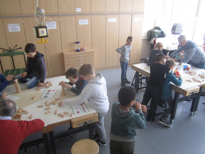 Schülerinnen und Schüler der 3./4. Klasse in der Bauwerkstatt
