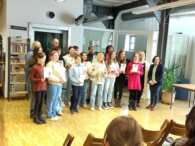 Geschafft! Abschlussbild mit Siegerin, allen Teilnehmenden und Jury