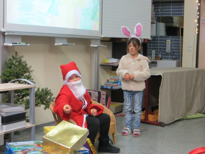 Der Weihnachtsmann erklärt dem Osterhasen sein Problem